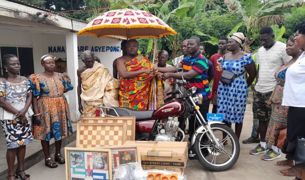 FIGHT AGAINST CRIME:NYAMEKROMHENE DONATES TO COMMUNITY WATCH C’TTEE