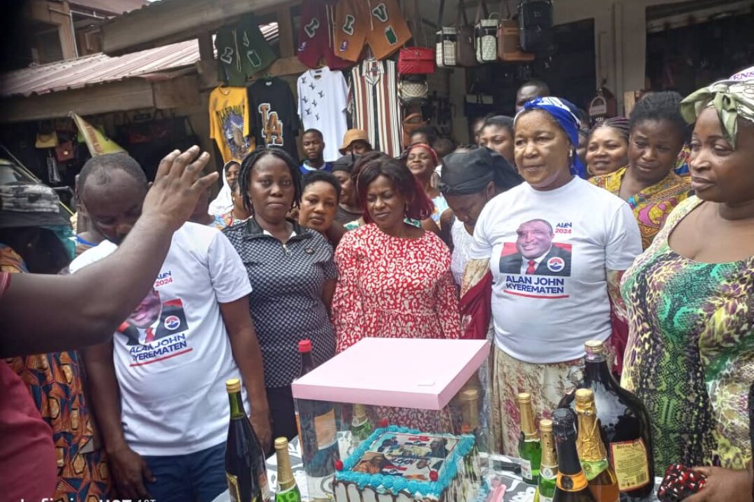 ADEHYEƐ MARKET WOMEN CELEBRATE ALAN  KYEREMATEN’S BIRTHDAY
