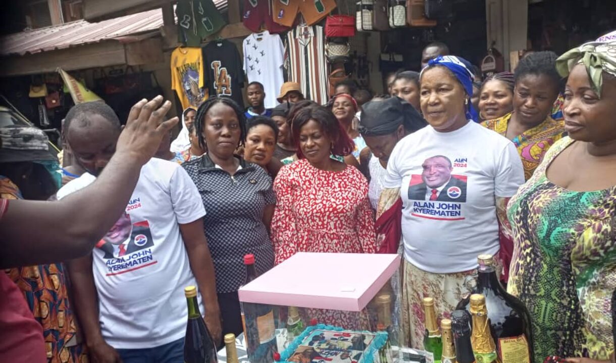 ADEHYEƐ MARKET WOMEN CELEBRATE ALAN  KYEREMATEN’S BIRTHDAY