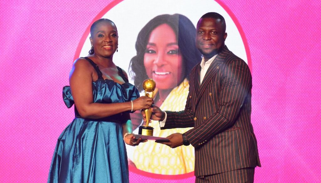 Antoinette Kwofie of MTN Ghana receiving best CFO of the year at the Women’s Choice Awards Africa 2022
