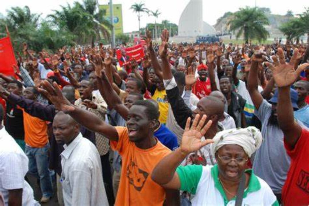 GABON:Thousands citizens storm streets to jubilate after military takeover
