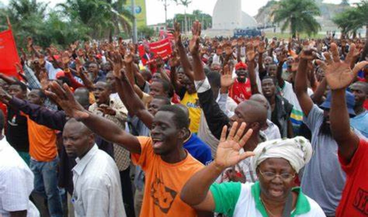GABON:Thousands citizens storm streets to jubilate after military takeover