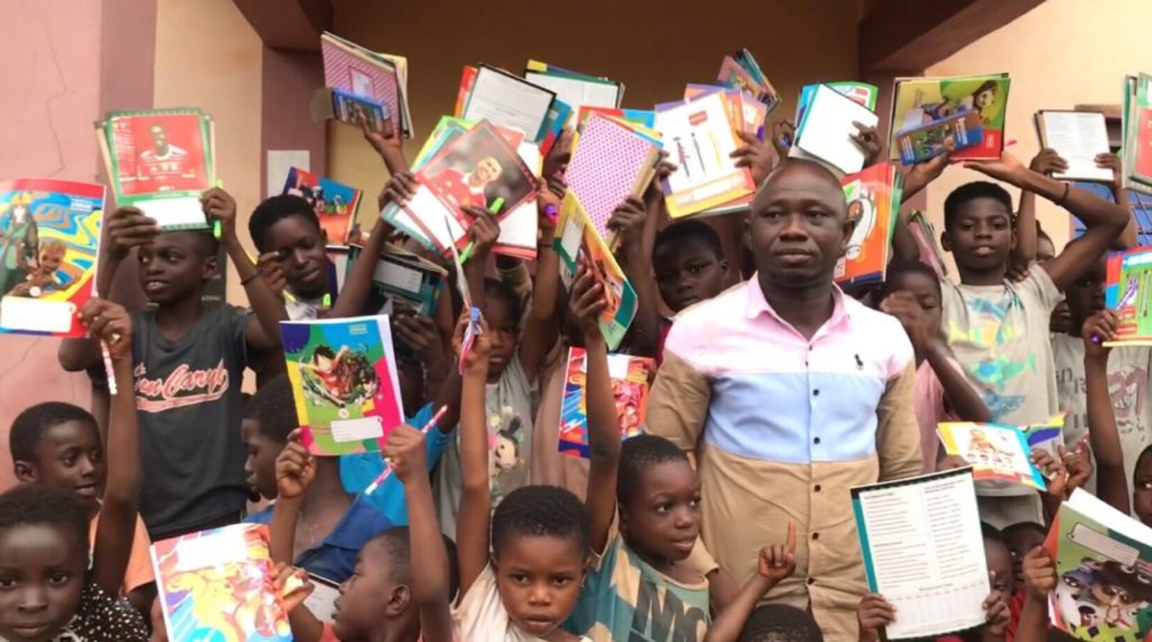 Otec FM’s Journalist Supports Pupils With Educational Materials