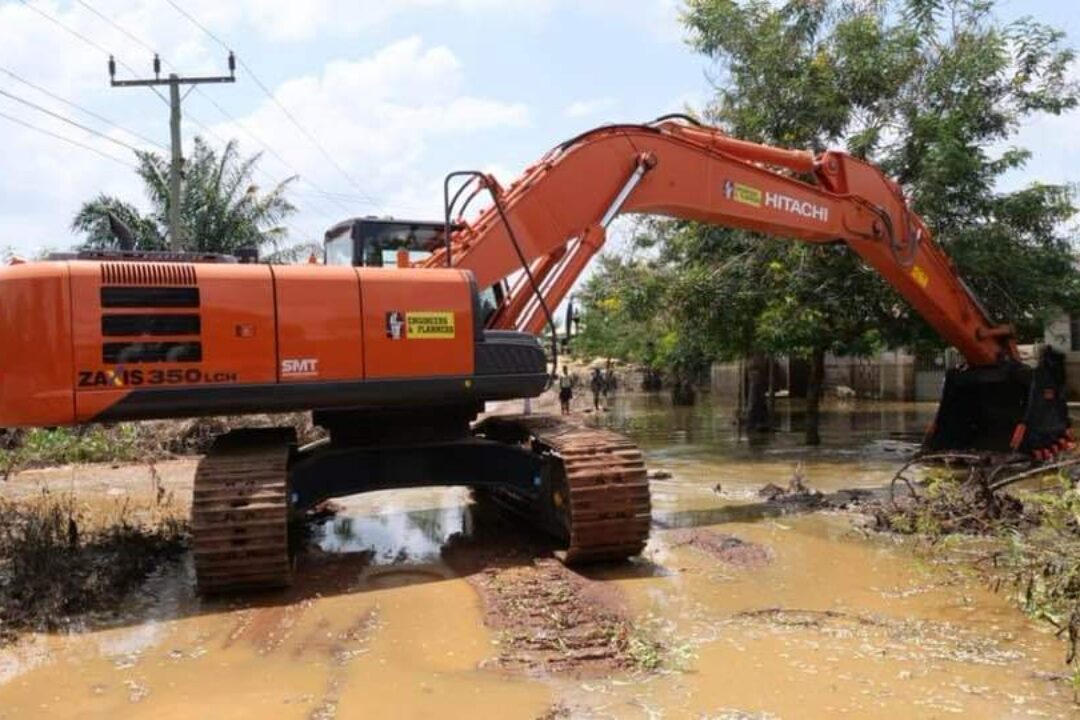 IBRAHIM MAHAMA GOES TO THE RESCUE OF MEPE COMMUNITY …AS HE DREDGES STAGNANT FLOOD WATERS:
