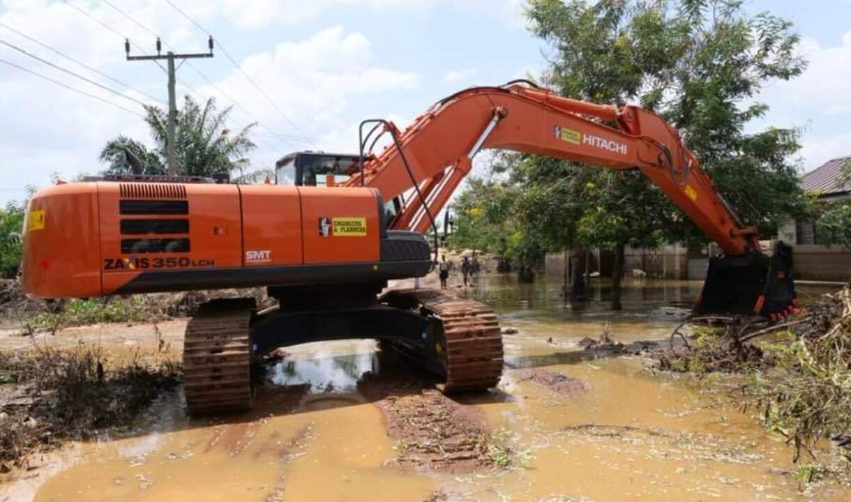 IBRAHIM MAHAMA GOES TO THE RESCUE OF MEPE COMMUNITY …AS HE DREDGES STAGNANT FLOOD WATERS: