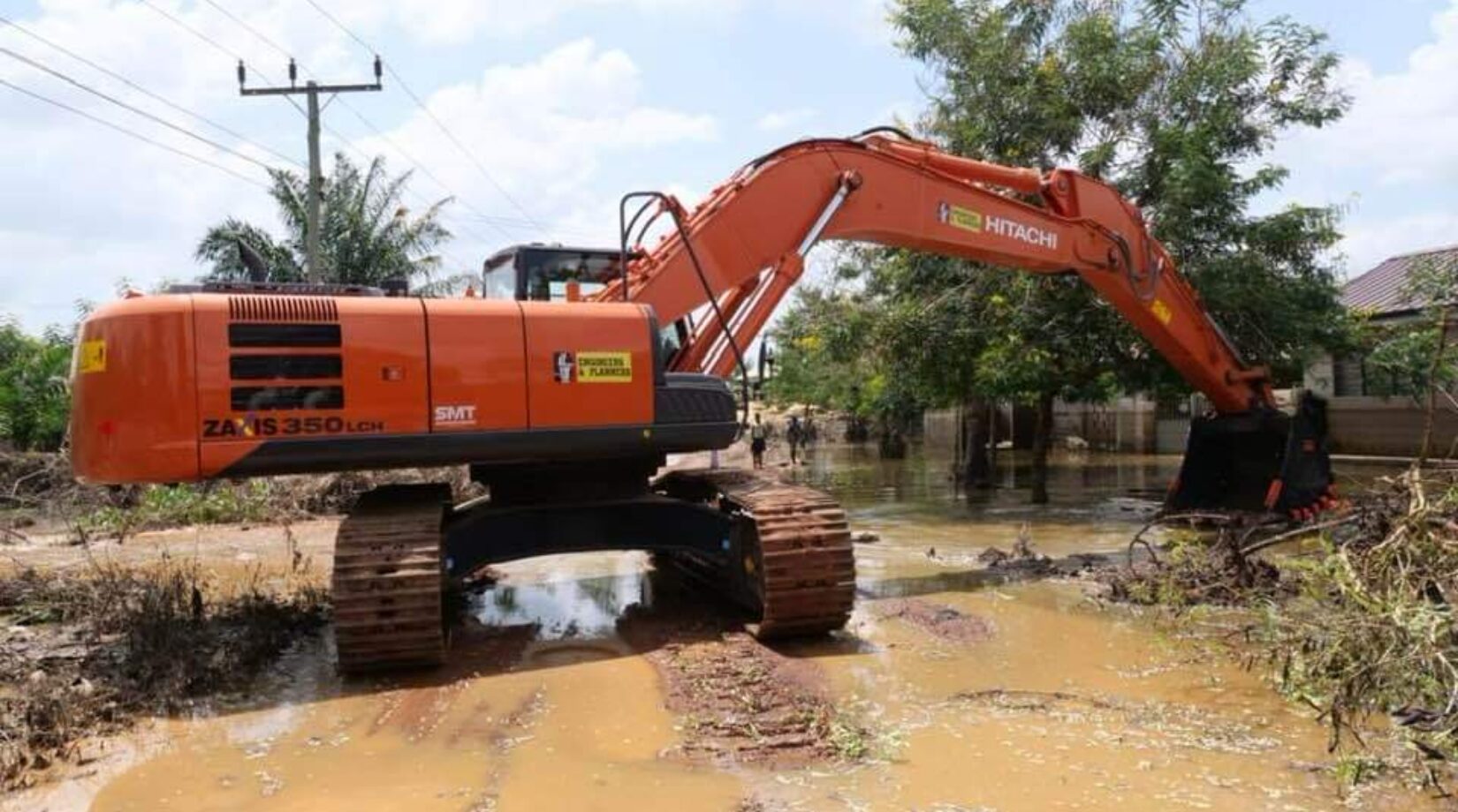 IBRAHIM MAHAMA GOES TO THE RESCUE OF MEPE COMMUNITY …AS HE DREDGES STAGNANT FLOOD WATERS: