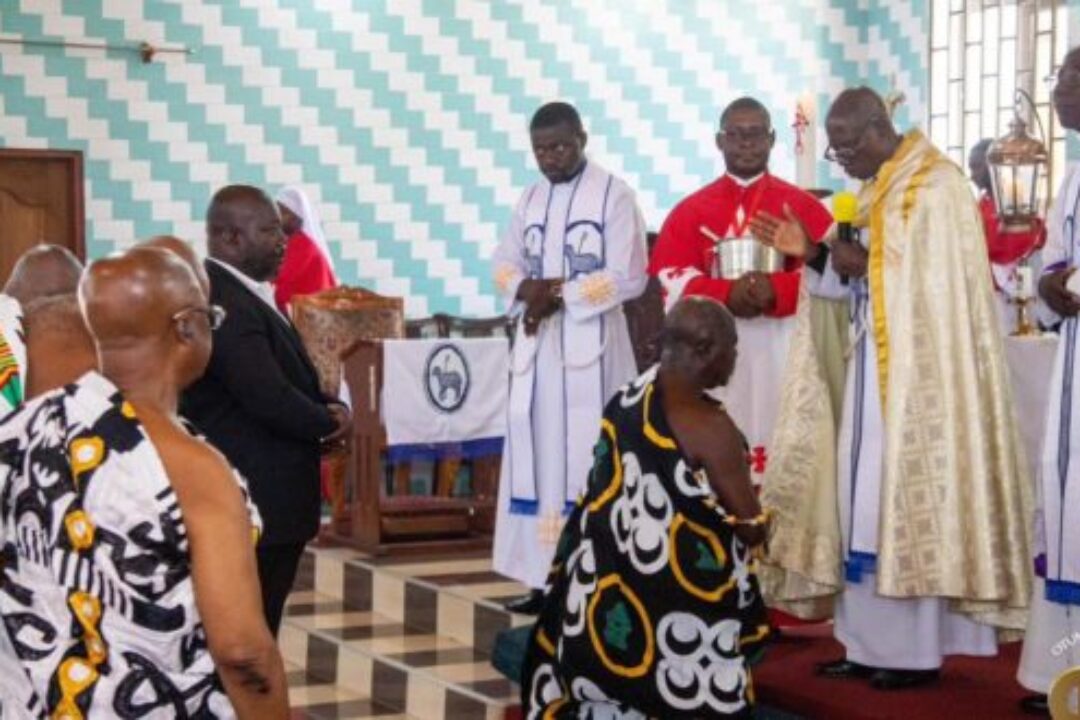 Otumfuo Bows And Kneels Before Anglican Priest For Prayer; Fans React