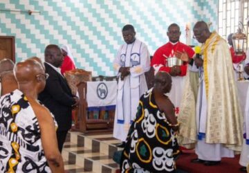 Otumfuo Bows And Kneels Before Anglican Priest For Prayer; Fans React
