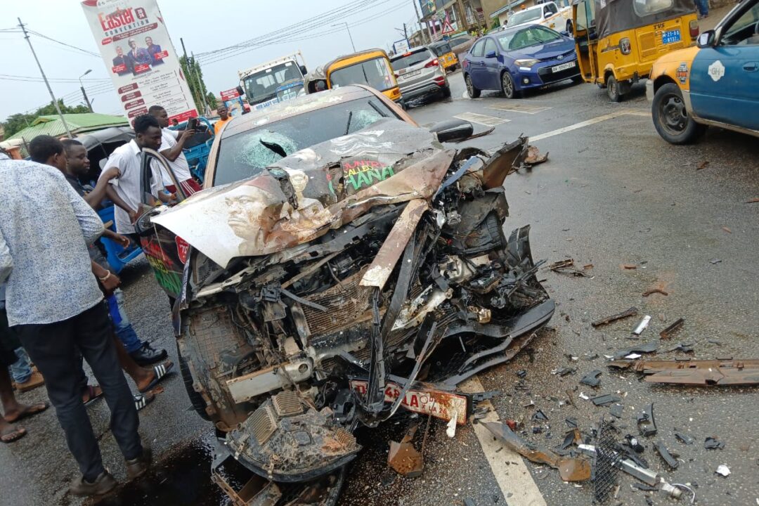 Pictures & Video:Top Ghanaian Actor,Lilwin involved in a terrible lorry accident at Amakom in Kumasi
