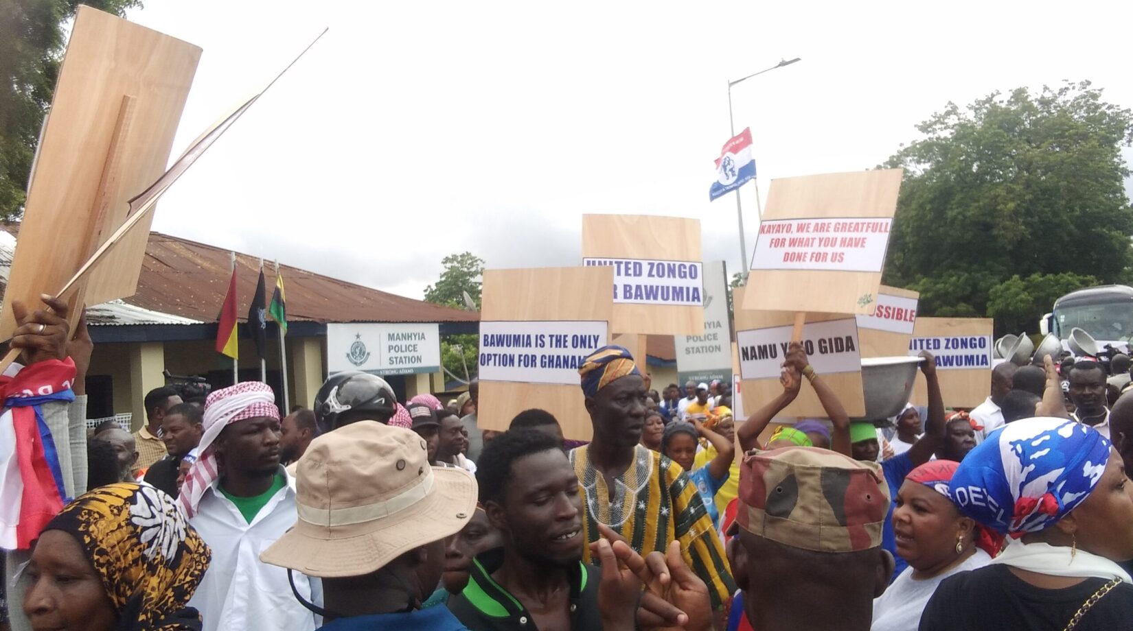 Head porters (kayayei) in Kumasi join Bawumia campaign tour