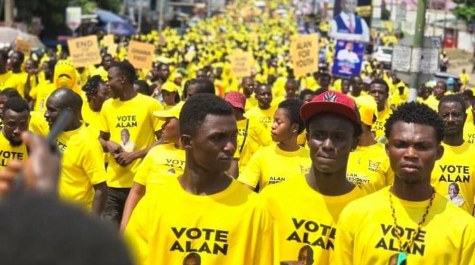 Pictures & video:Alan Cash shakes Kumasi with health walk