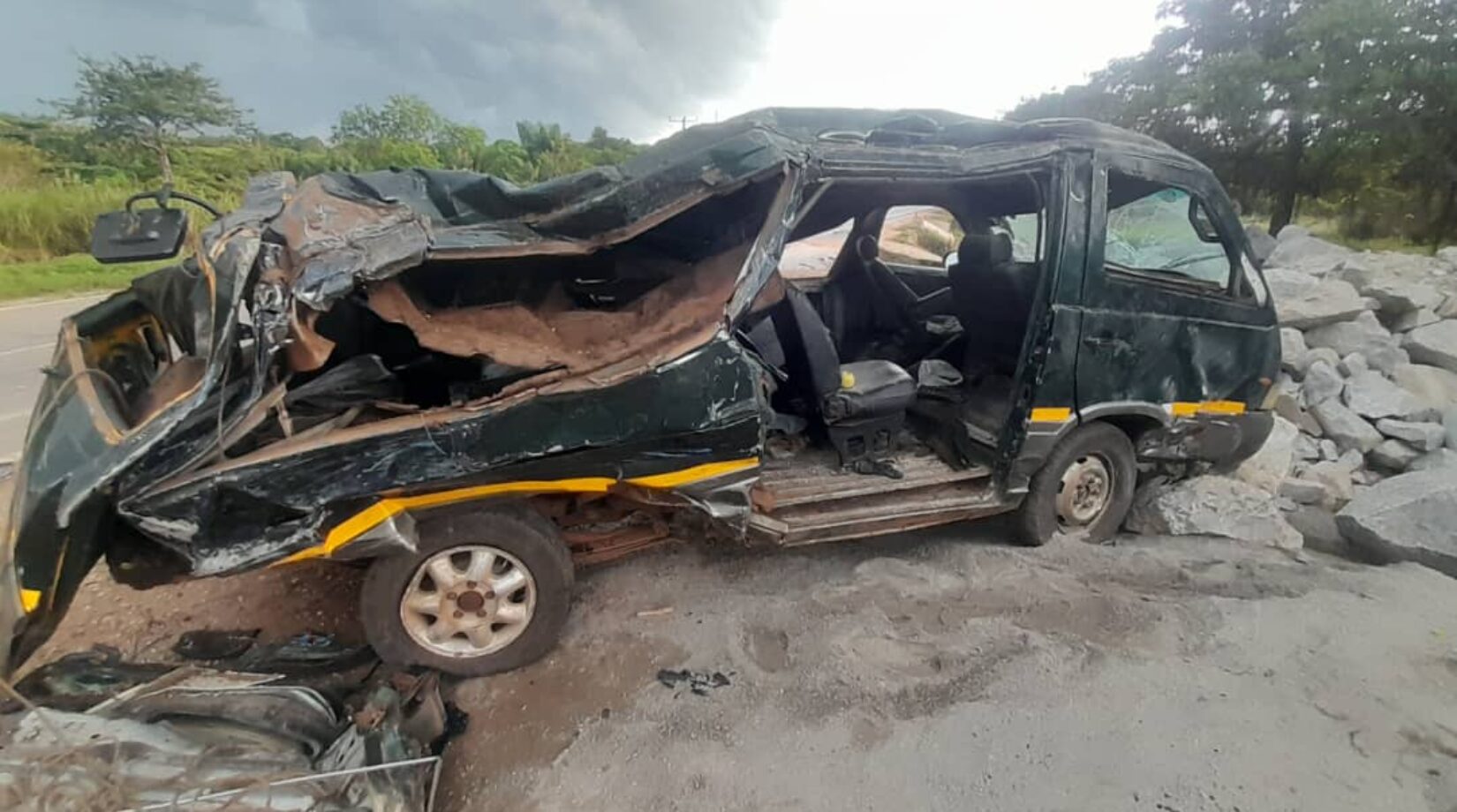 Pictures & Video:Terrible accident at Mampong-Santaso deathtrap river bridge