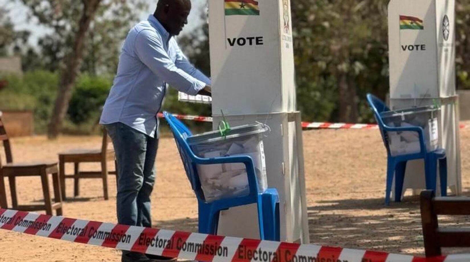 Afigya Kwabre South:COKA urges voters to remain calm…as he casts his vote