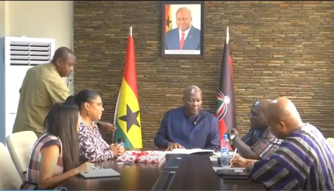 Mahama-with-Canadian-team-visit-