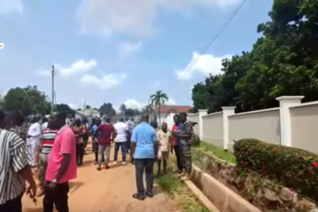 A/R:NPP supporters mass up at Wontumi’s residence… as NIB withdraws officers