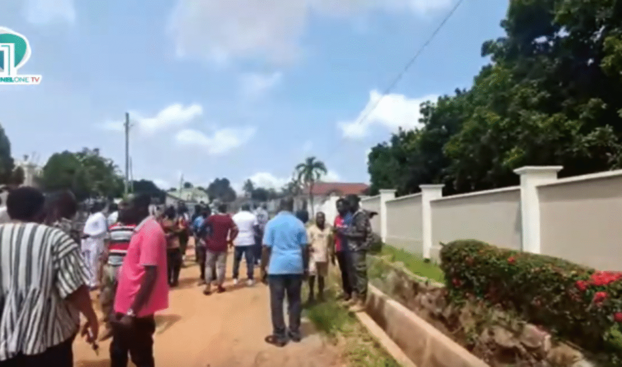 A/R:NPP supporters mass up at Wontumi’s residence… as NIB withdraws officers