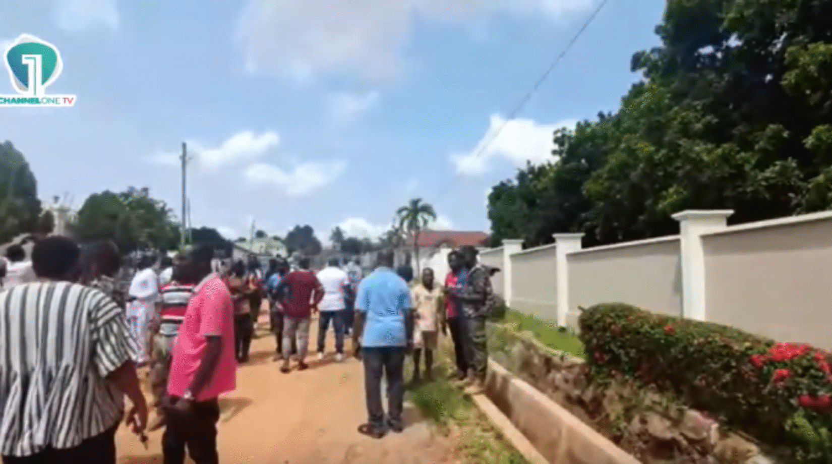 A/R:NPP supporters mass up at Wontumi’s residence… as NIB withdraws officers
