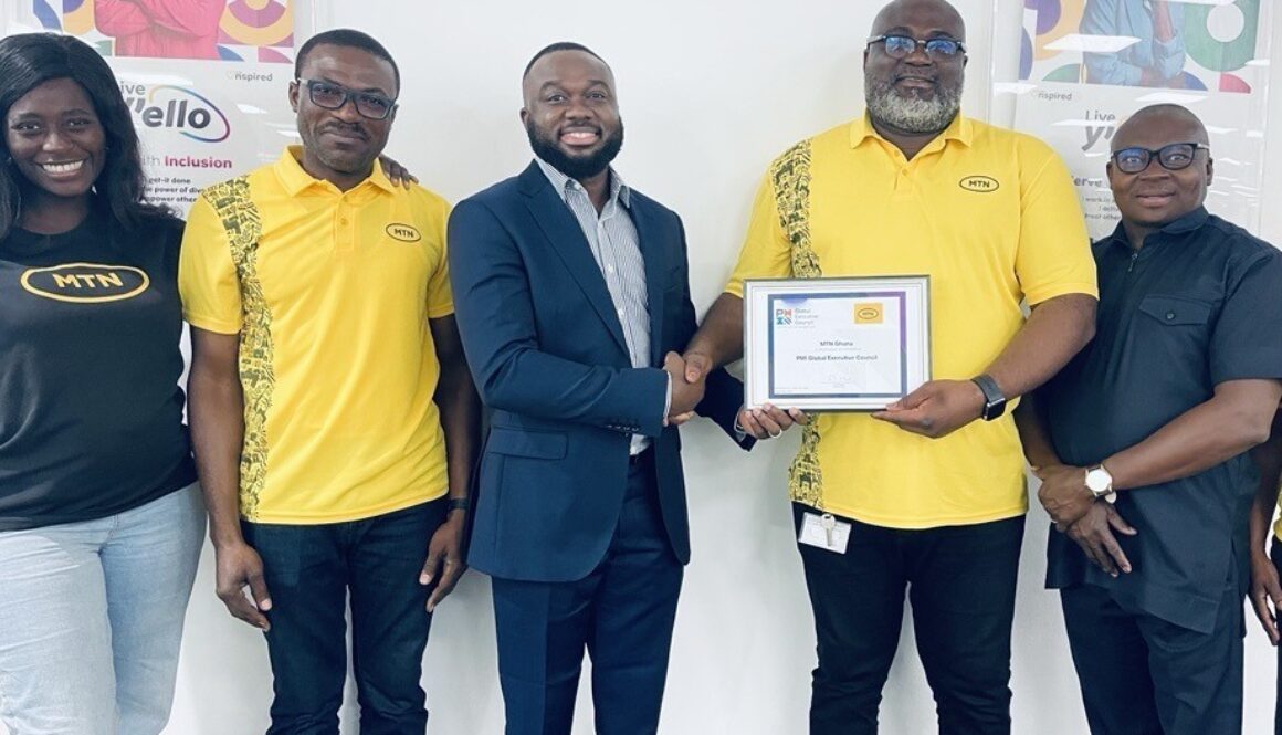 email1753372560032Mr William Tetteh (2nd r) leads the MTN Team to receive the Global Executive Council Certificate from PMI