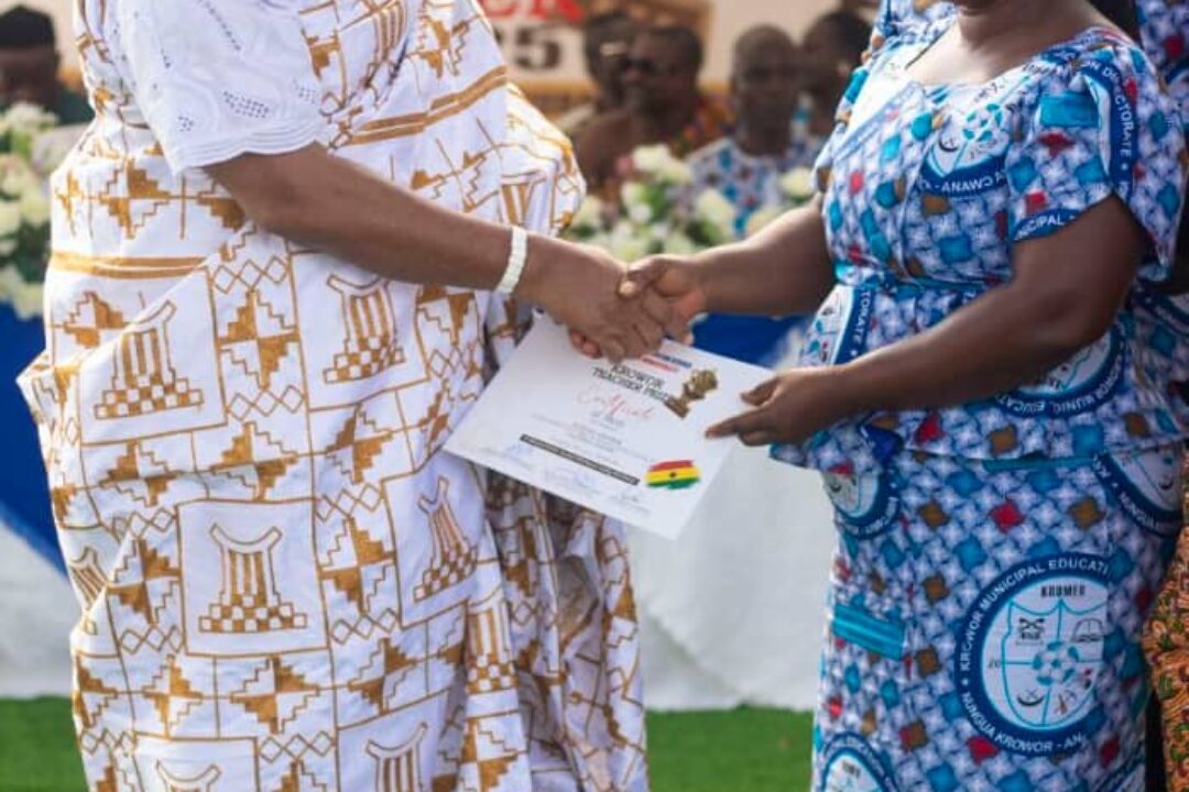 Paramount Chief of Nungua presents Gh10,000 to a teacher for promoting Ga culture