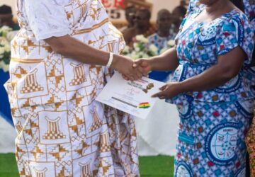 Paramount Chief of Nungua presents Gh10,000 to a teacher for promoting Ga culture