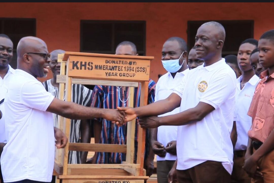 “Mmranteɛ ’94 SSS year group” donates 206 desks to alma mater, KUHIS, urges students to win NSMQ